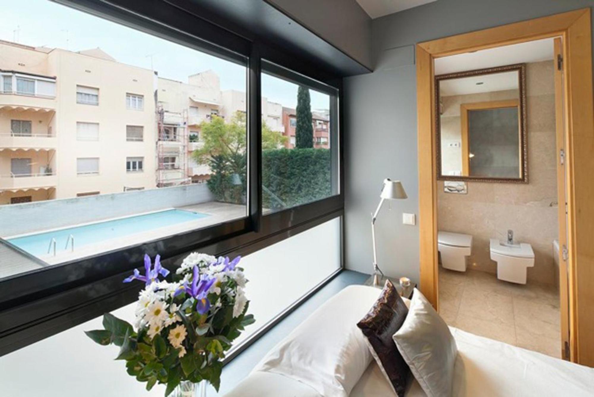 My Space Emirates - Splendid Apartment With Terrace And Pool Near Park Gueell Барселона Номер фото